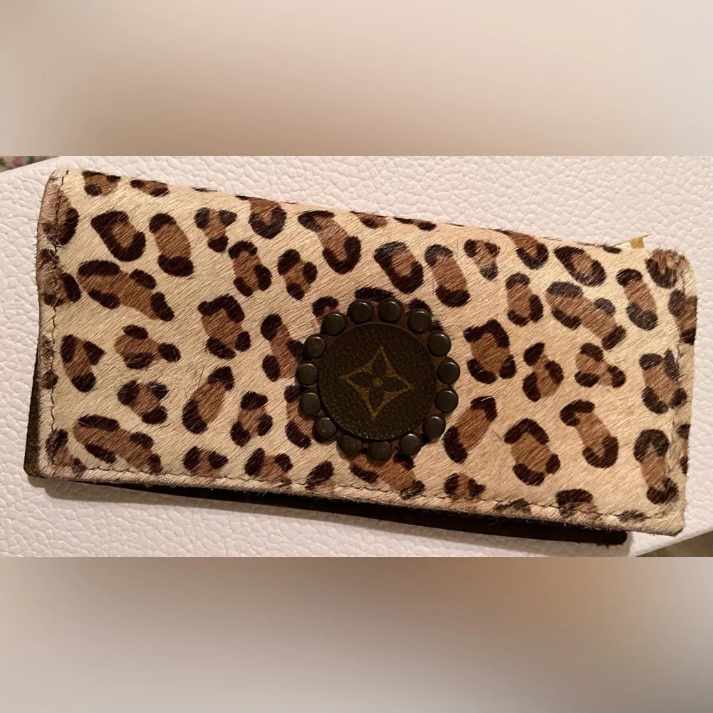 Chic Leopard Print Wallet with Brown Details - Picture 6 of 7